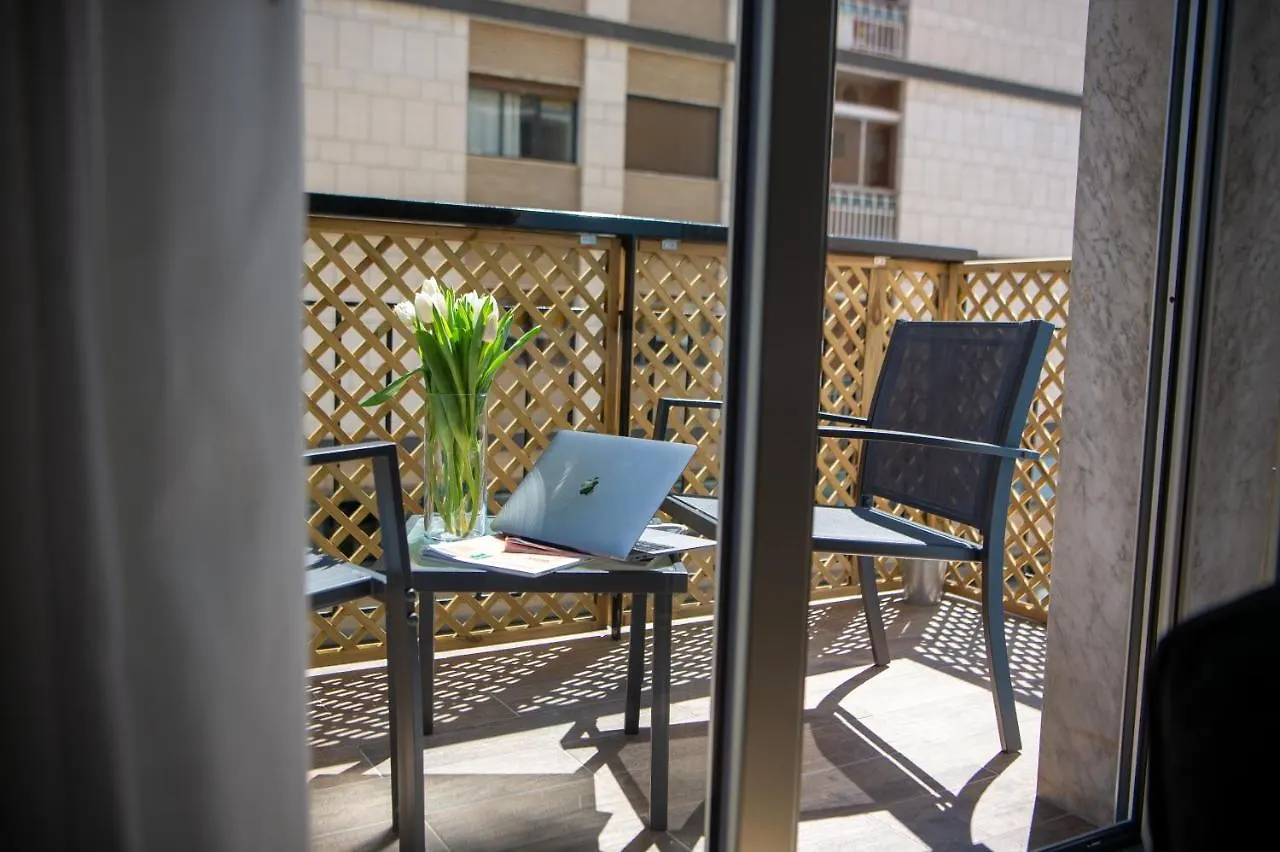 Contemporaneamente 147 - Modern & Comfort Rooms Bari 0*,  Italy